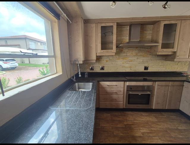 2 BEDROOM APARTMENT FOR SALE IN VANDERBIJLPARK SW 5